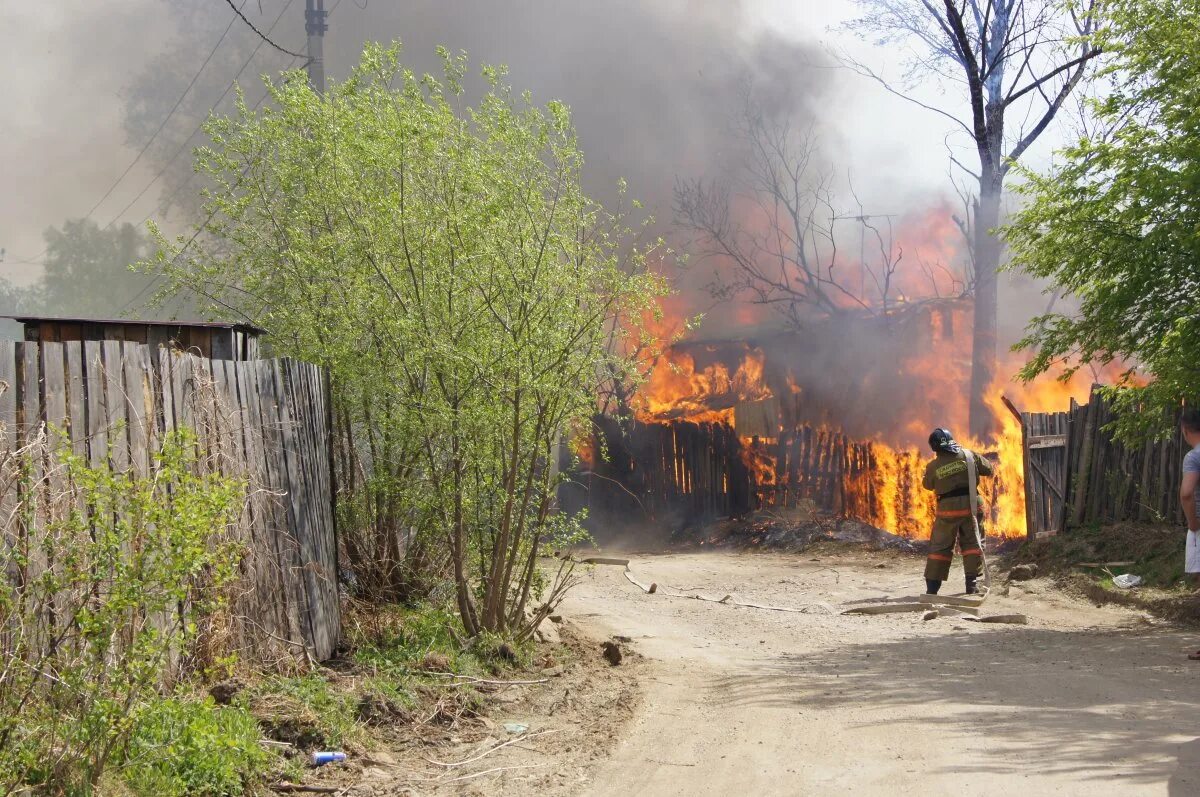 пожар на даче. пожар на даче ночью. горит дача. сгоревшая дача. сгоревший дачный домик.