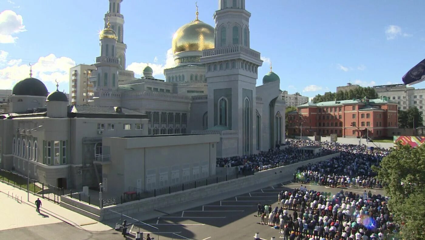 Джума мечеть Москва. Джума намаз в Москве в Соборной мечети. Москва мечеть Соборная на Рамазан.