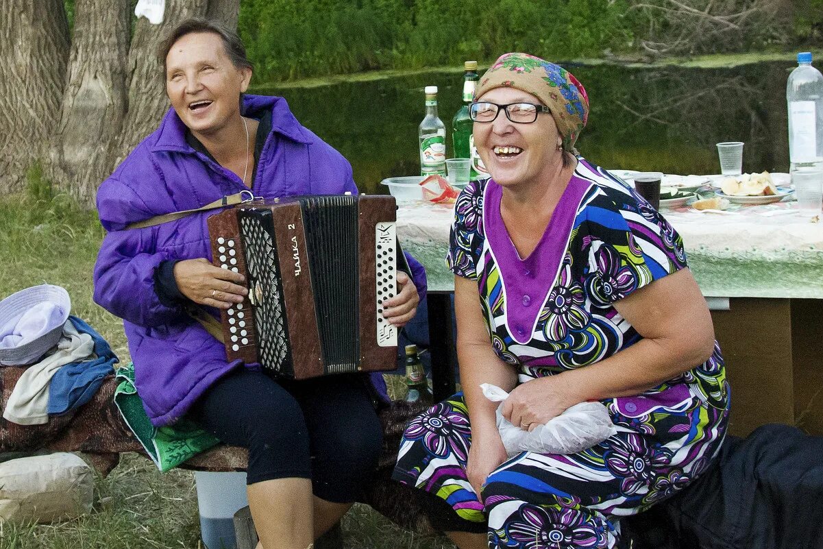 Русское веселое слушать. Матерные частушки под гармонь. Под гармонь в деревне. Припевки под гармонь. Бабка с баяном.