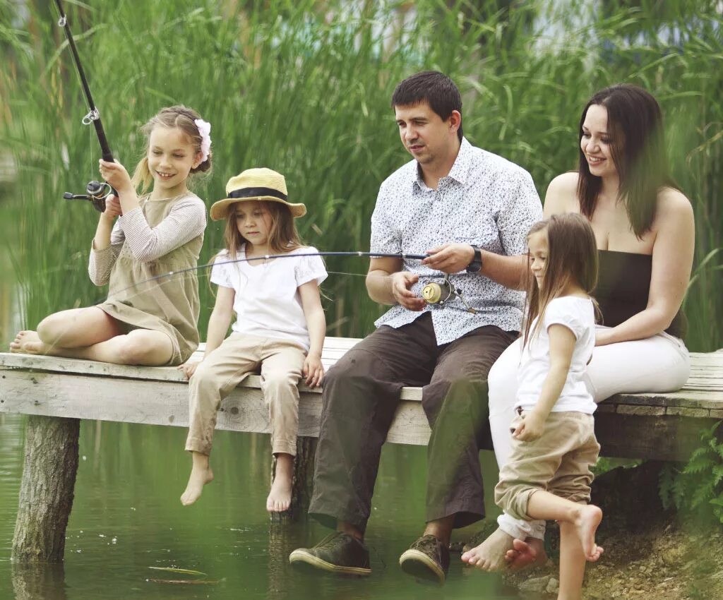 Семья на природе. Совместное времяпрепровождение. Семейное чтение. Время с семьей 3. Семья это счастье.