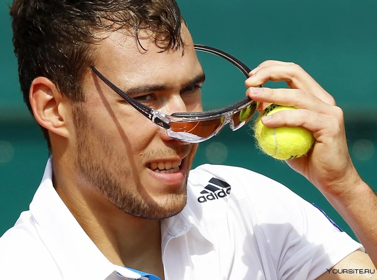 Теннис мужчины. Очки для тенниса. Спортивные очки для зрения для тенниса. Очки для тенниса с диоптриями. Спортсмен в очках для зрения.