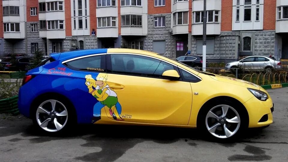 Виниловые наклейки на авт. Наклейка т-34. Значки автомобиля на стекле. Винил на желтой машине. Наклейка ребенок в машине.