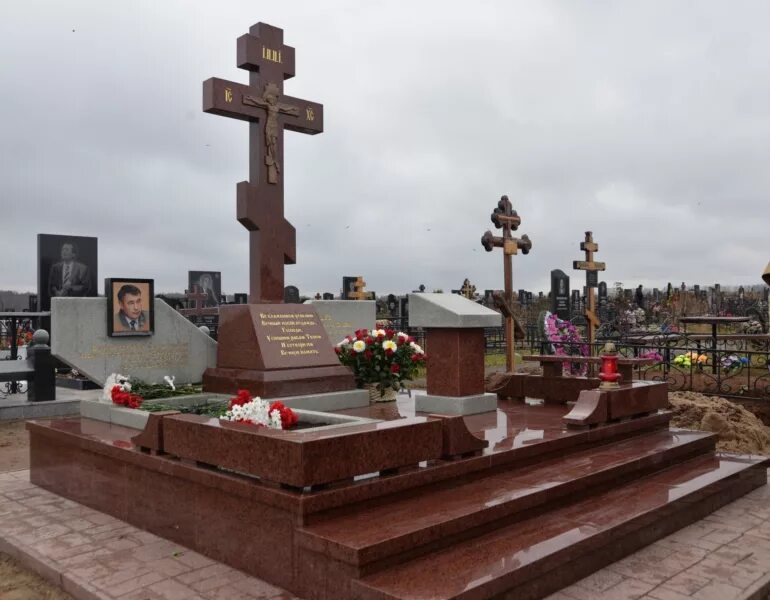 Яуши аллея славы. Аллея славы сургут. Городское кладбище нижнекамск аллея почётных граждан. Аллея славы ульяновск журенко. Кладбище карачуры чебоксары.