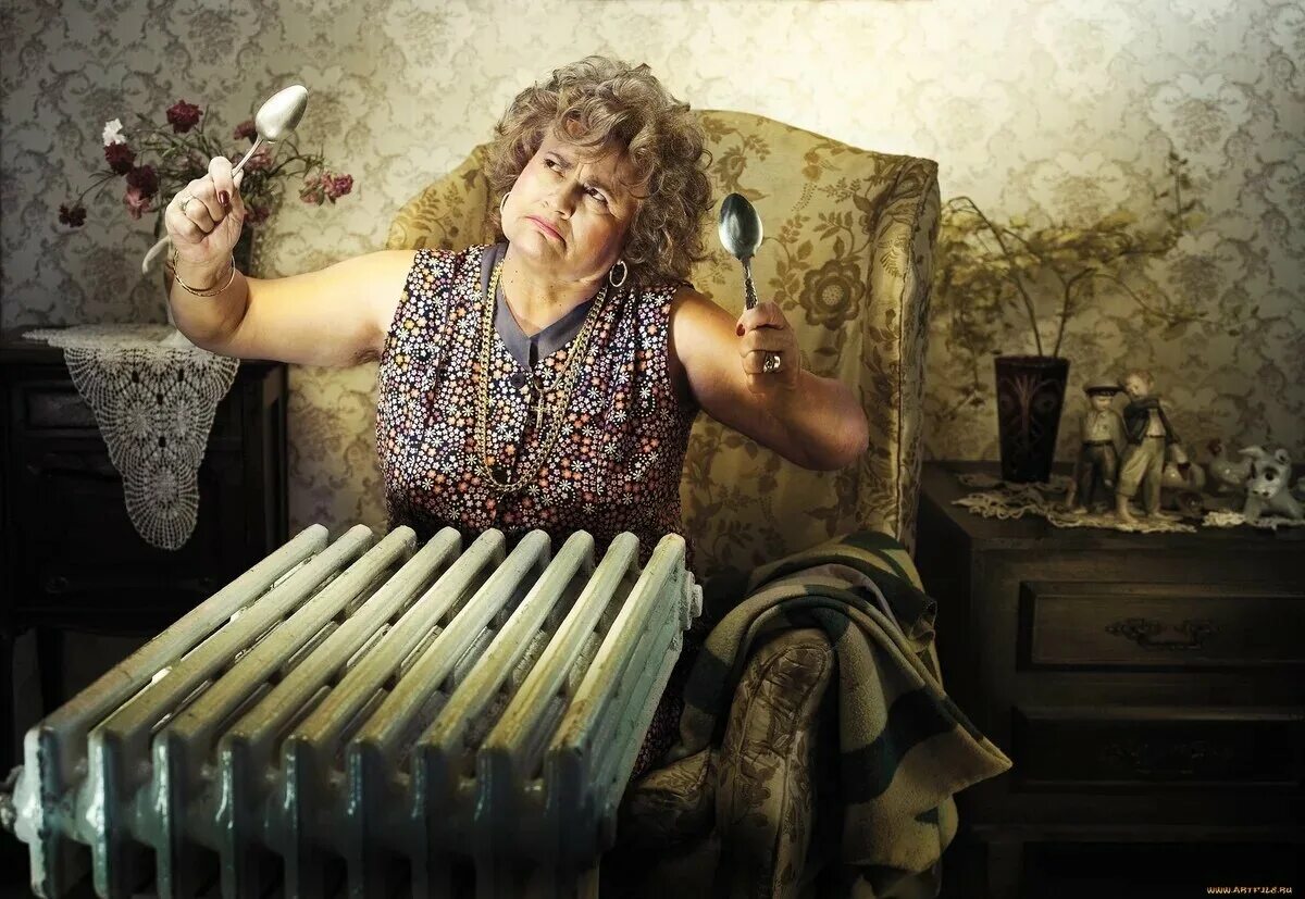 смешные девки. смешные старушки. мультяшные бабушки. пожилая женщина за компьютером. бабушка на кухне.