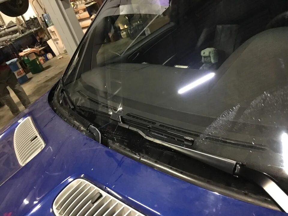 Дворник бмв х5 е70. Дворник на bmw x5. дворники бмв х5 е70. поводки х5 е70 дворники. bmw x5 e53 крепеж дворников.