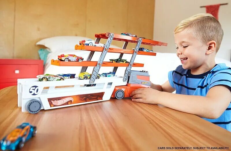 Hot wheels дети играют. Машинка автовоз ftf68. Игрушка Автоперевозчик hot Wheel. Хот Вилс ребенок играет. Грузовик hot Wheels more Speed, арт. Sc95.