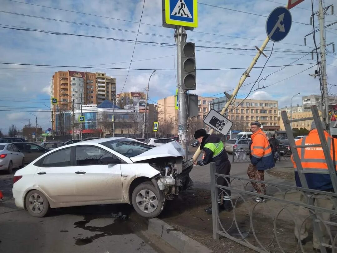 Что случилось сегодня в астрахани. Астрахань авария на перекрестке Островского и Кирова. Светофор Астрахань. Авария на перекрёстке свежак.