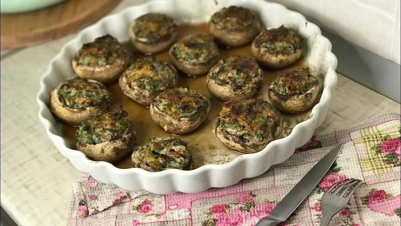 Шампиньоны фаршированные в духовке с майонезом. Фаршированные шампиньоны с зеленью. Шампиньоны в духовке фаршированные свининой. Грибы фаршированные сыром и зеленью. Фаршированные шампиньоны в духовке с сыром.