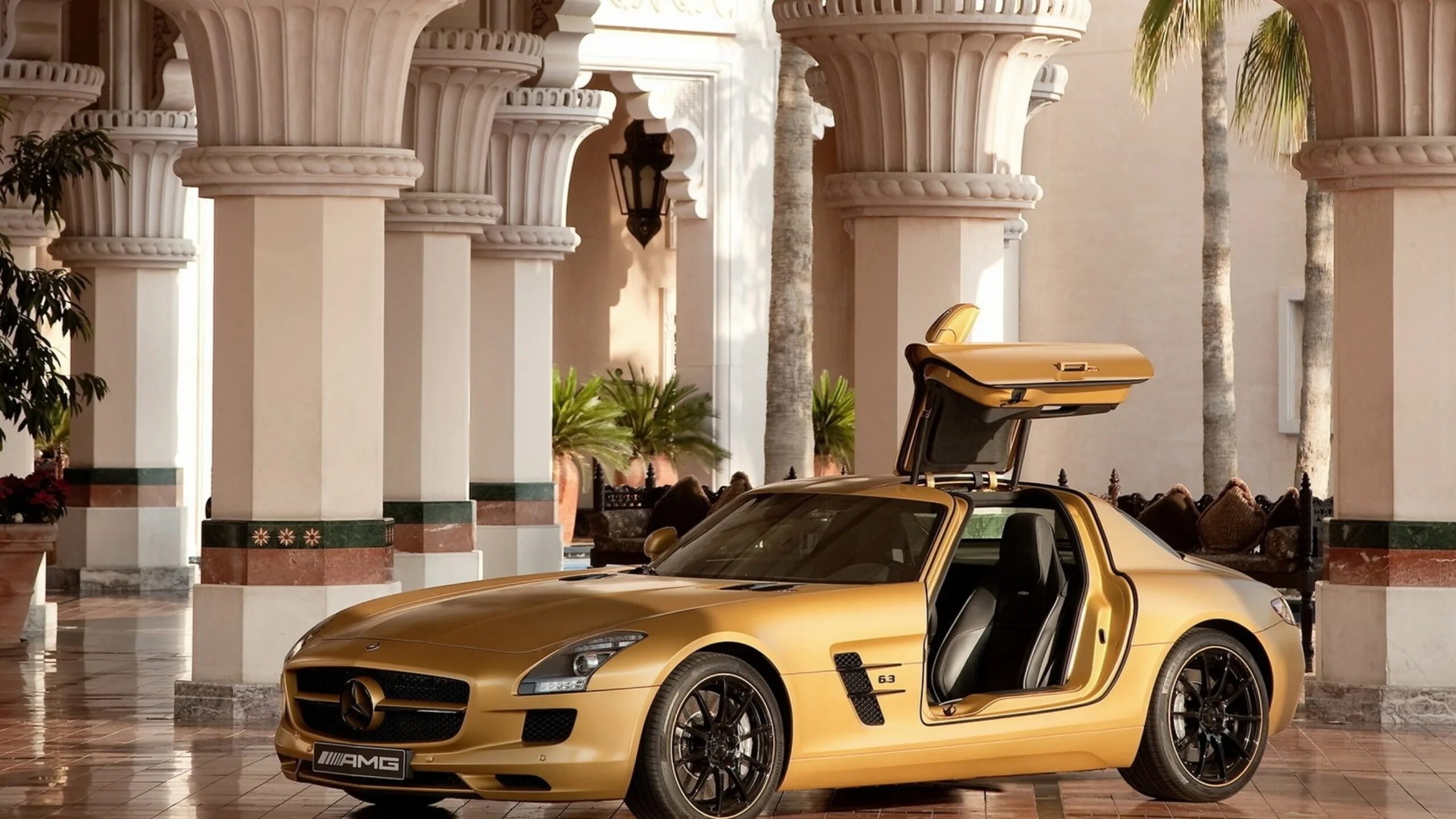 Включи мир машин. Мерседес СЛС АМГ золотой. Мерседес Бенц СЛС АМГ В Дубае. Mercedes AMG SLS Desert Gold. 2010 Mercedes Benz SLS AMG Desert.