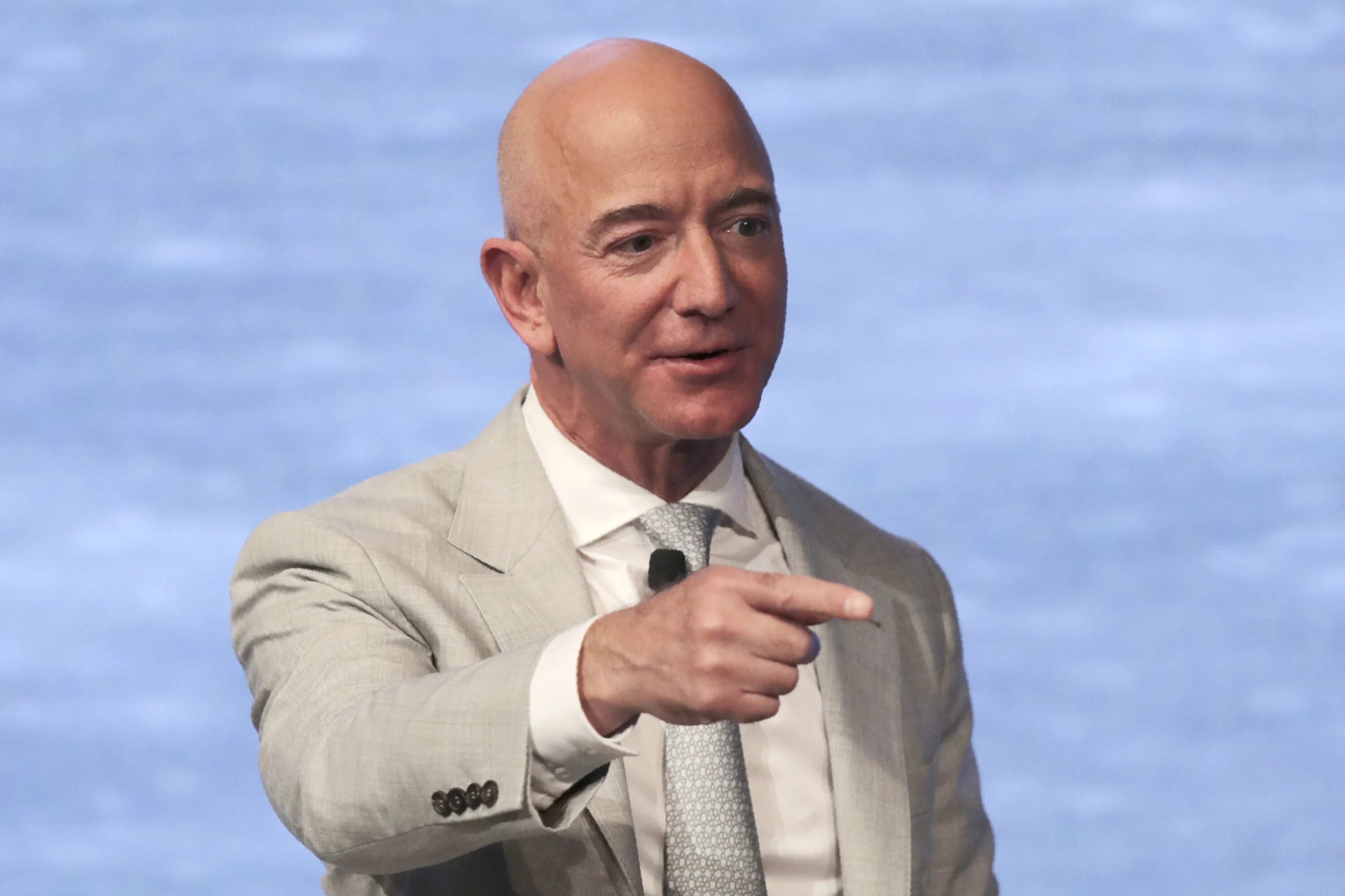 Самого богатого человека в америке. Jeff Bezos. Джон Безос. Jeff Bezos 2024. Джефф Безос форбс 2021.