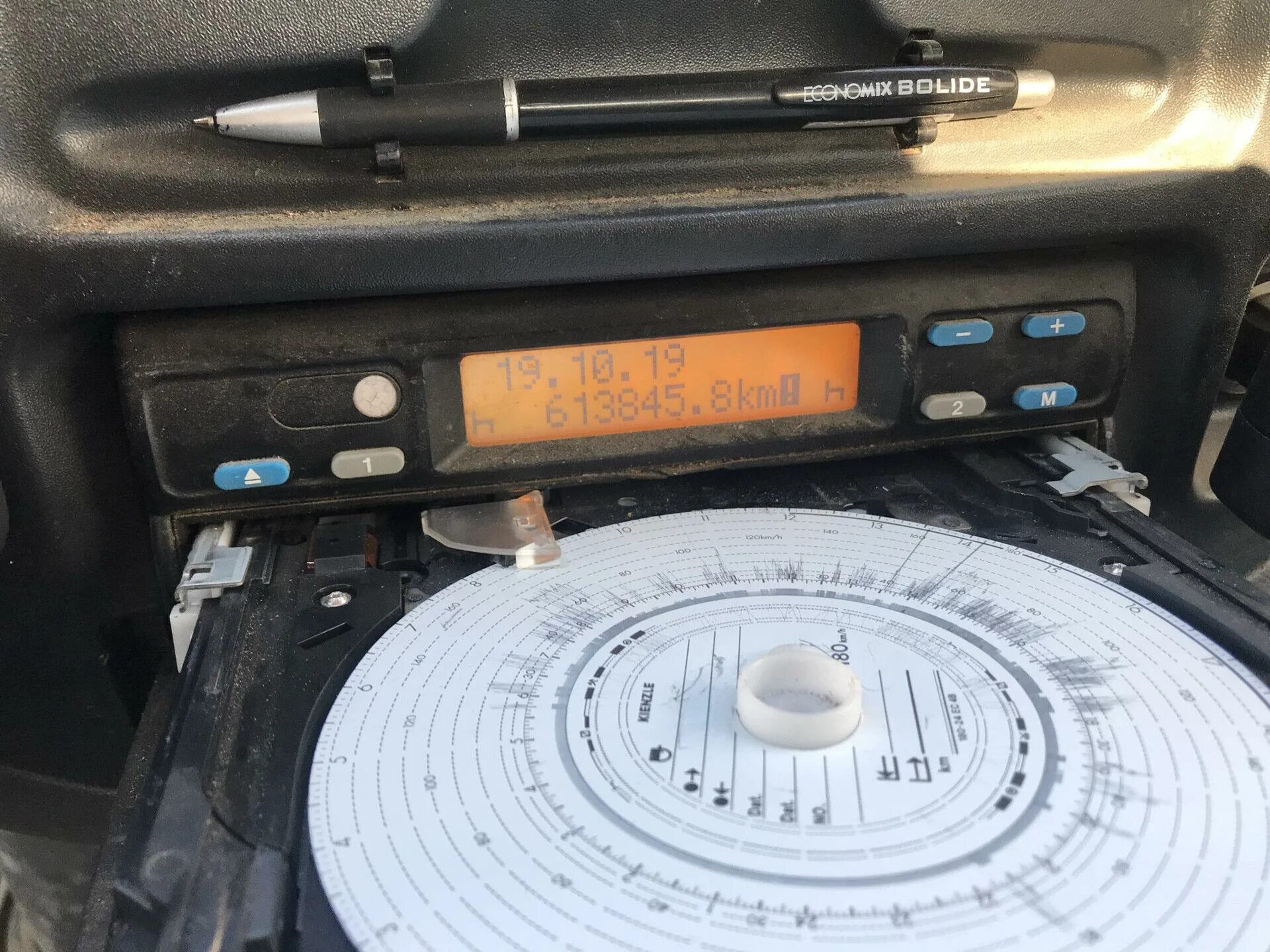 Тахограф где стоит. Vdo 1324 тахограф. тахограф kienzle 1324. тахограф сименс ag sv 1324. d-78052 vs-villingen тахограф.