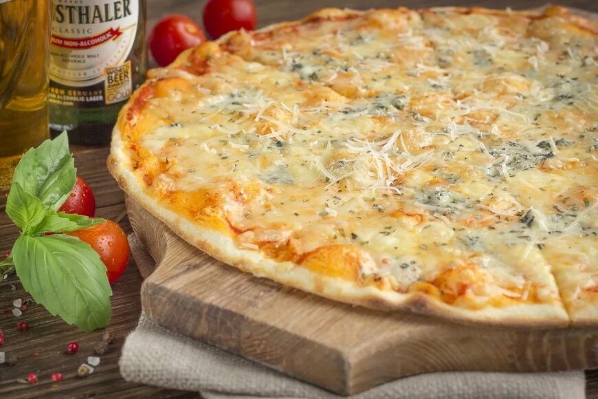 Пицца с сыром простой рецепт. Пицца сырная. Пицца четыре сыра. Пицца с сыром. Сыр для пиццы.
