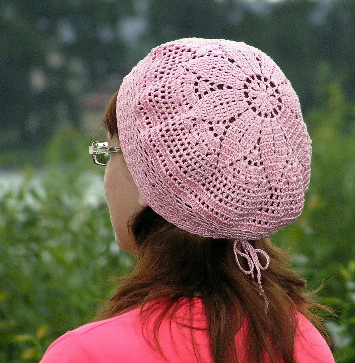 Летняя вязаная шапка. Вязание крючком летнюю шапочку. Летний берет. Летняя шапка женская крючком. Ажурная беретка летняя.