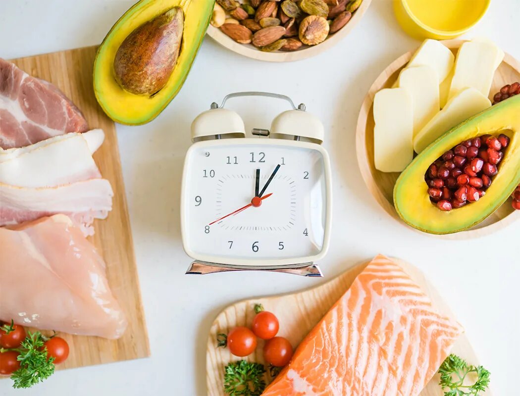 Голодание еда. Девушка с тарелкой. Отсутствие аппетита. Голодание еда. Лечебное голодание.