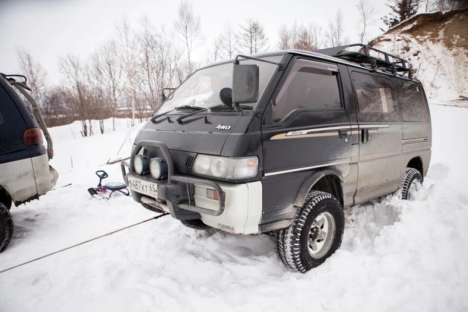 Купить делика хабаровск. Mitsubishi Delica p35w. Митсубиси Делика 2.3 дизель did. Делика 2.4 бензин 2011 года. Полноприводная Мицубиси Делика 4х4 1993 дизель.