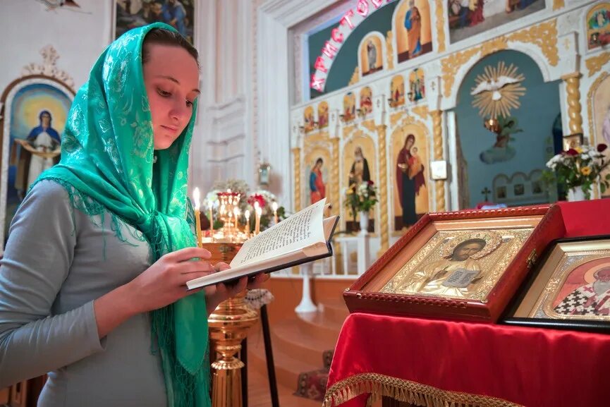 Православная женщина в храме. Девушка в храме. Православная женщина. Православная девушка в храме. Девочка в храме.