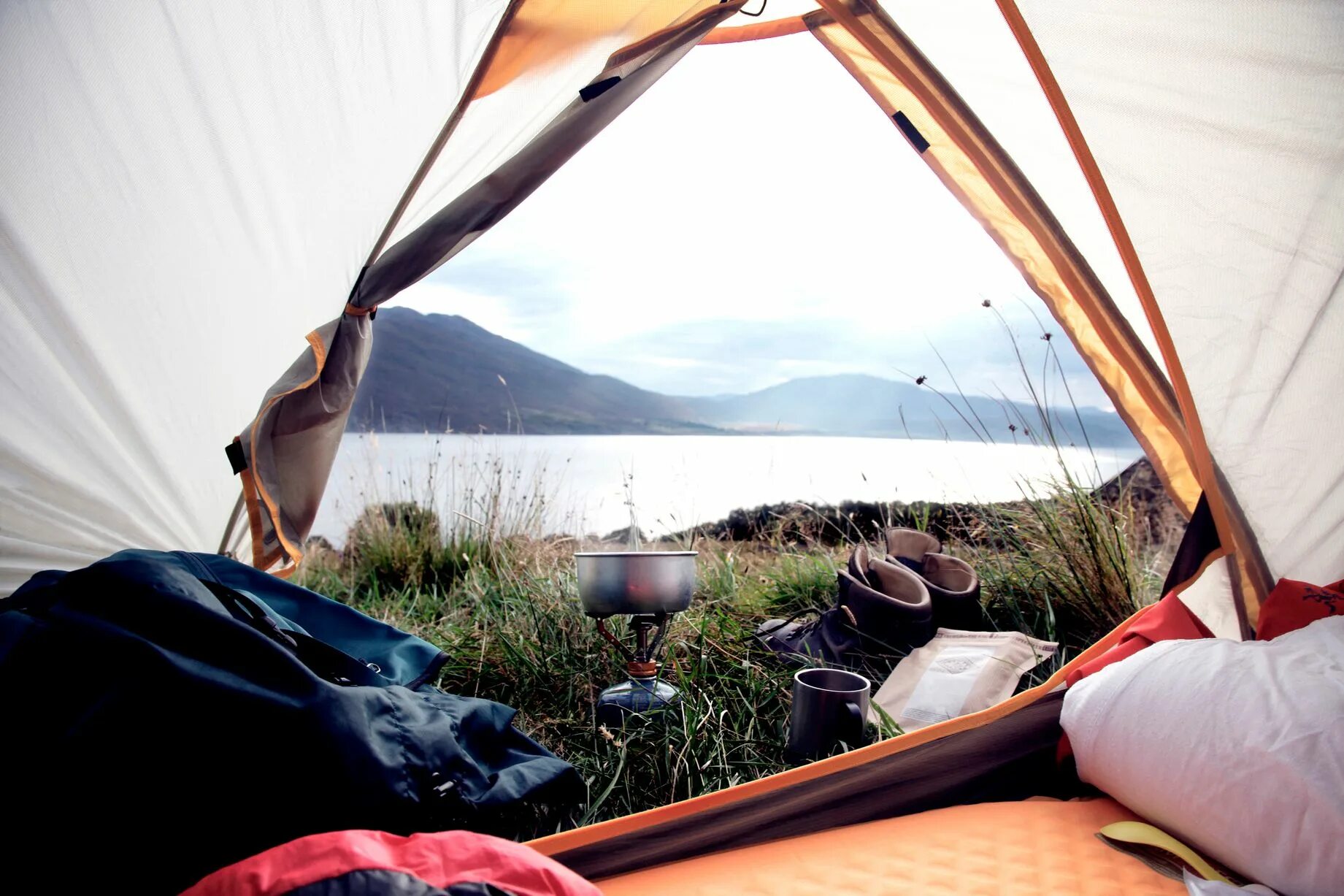 Mountains camping. Красивый вид из палатки. Палатка на природе. Туризм с палатками. Поход с палатками.