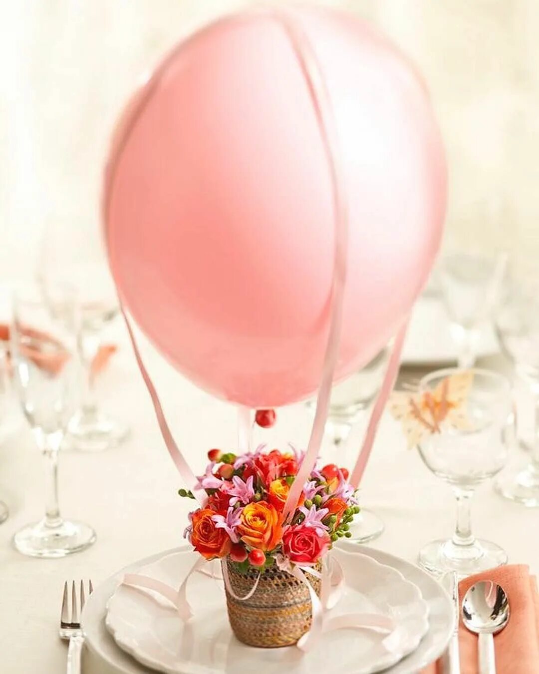 Шары украшенные цветами. Композиция с воздушным шаром. Украшение стола шарами. Цветочная композиция "шар". Цветочные композиции с шарами.