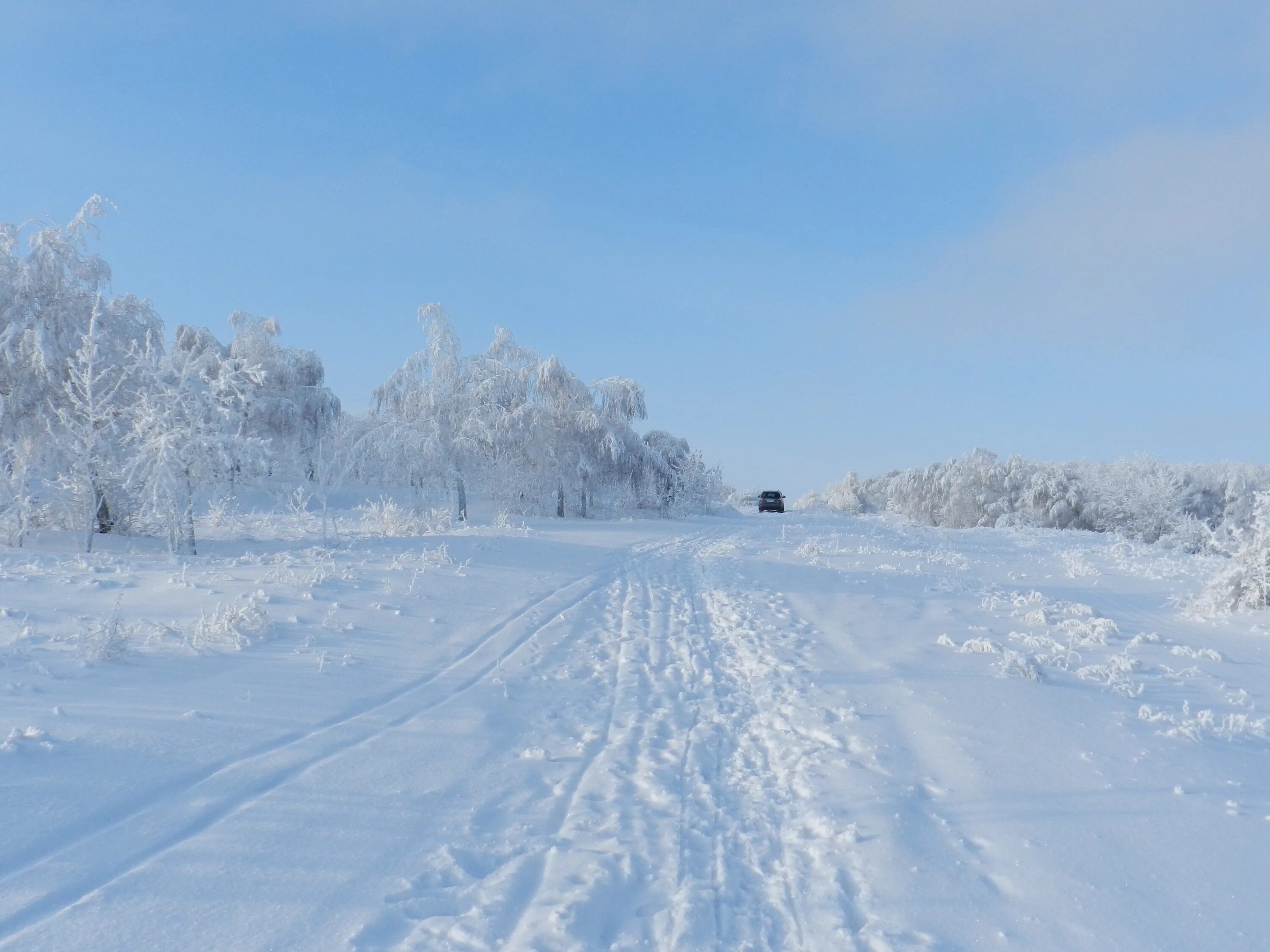 Заснеженная дорога. Зима поле. Заснеженная дорога в поле. Земля покрытая снегом.