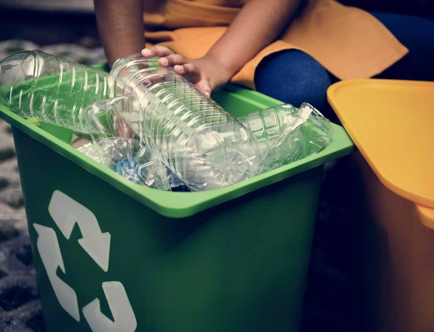 Сбор и сортировка отходов. Сортировка мусора. Сбор и сортировка отходов. Сбор и сортировка отходов. Контейнер iplast для раздельного сбора мусора оранжевый.