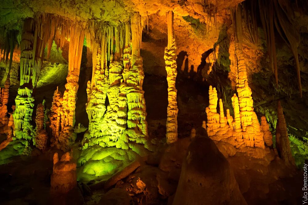 Пещера со сталактитами и подземным ручьем. Карстовые пещеры сталактиты сталагмиты. Ущелье фрасасси италия. Карстовые пещеры сталактиты сталагмиты. Постойна словения.