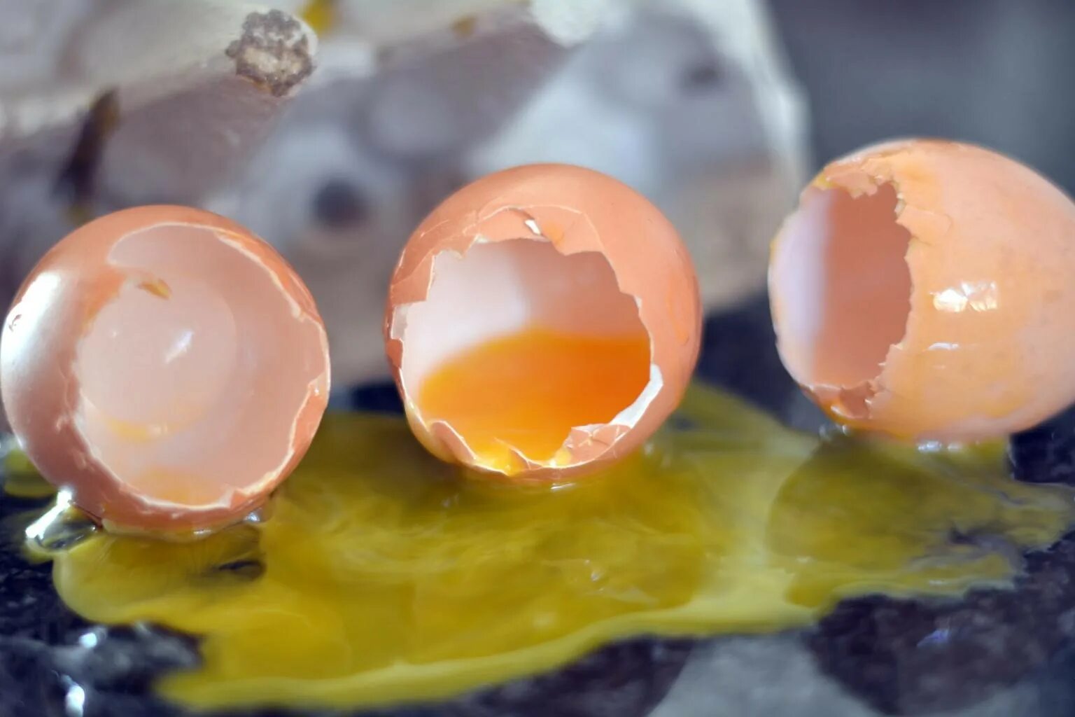 К чему снятся сырые яйца разбивать. Разбитое яйцо. Разбитые яйца. Треснутое яйцо. Разбитое куриное яйцо.