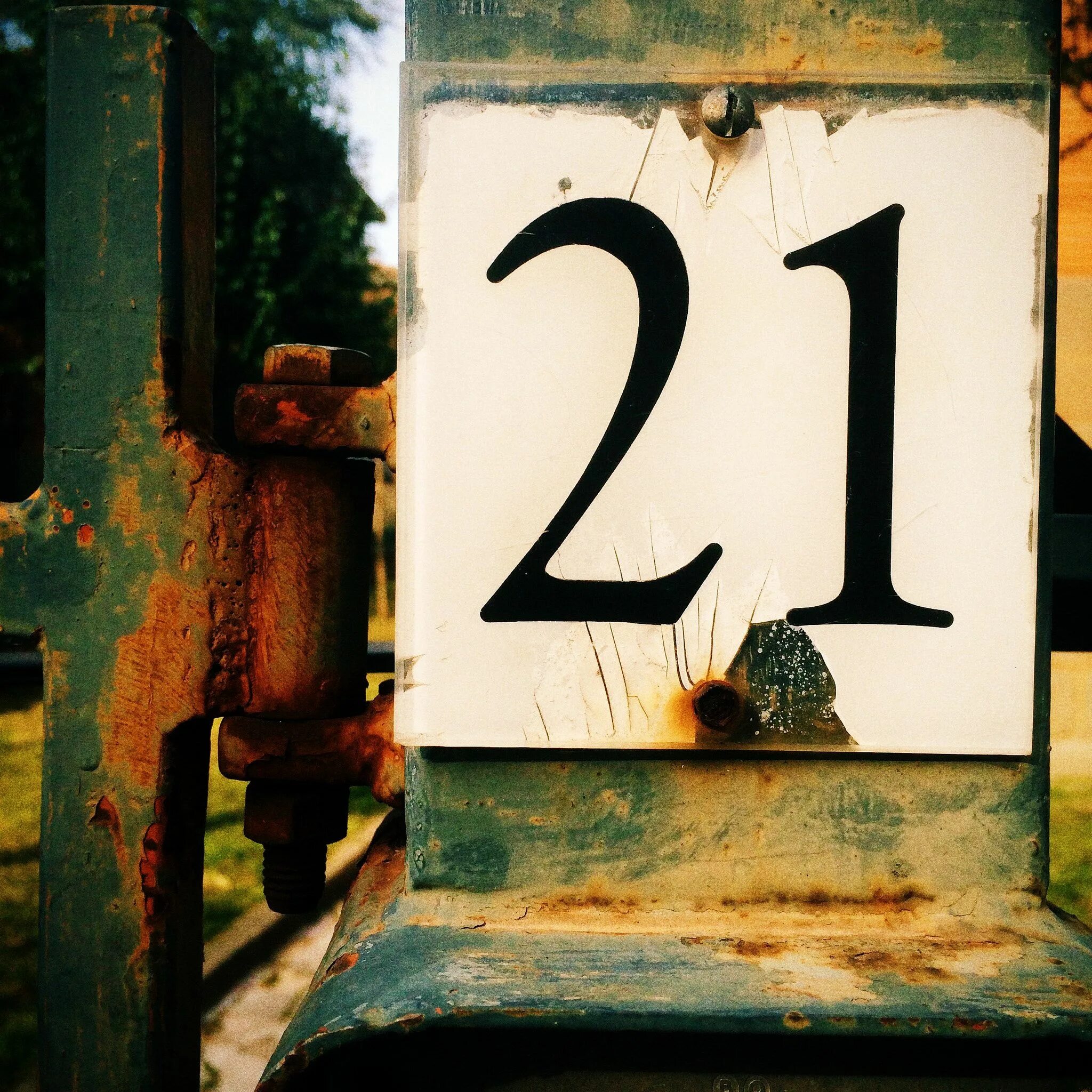 Число 21 встречается. Цифра 21. красивая цифра 21. красивое число 21. цифра для фотосессии.