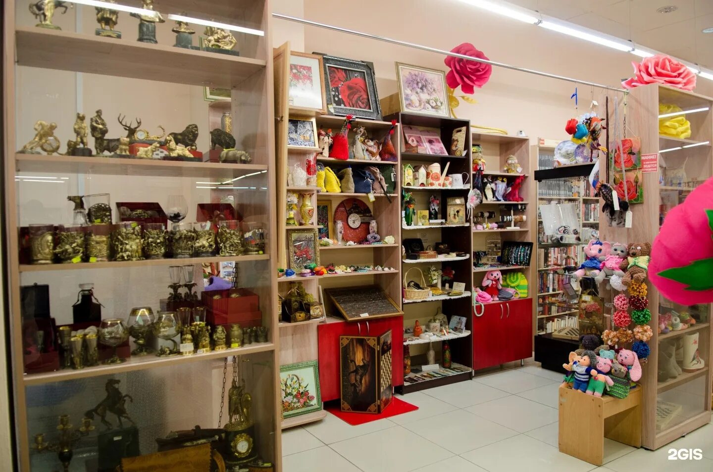 лавка хенд мейд. сувенирная лавка. интерьер сувенирной лавки. магазин подарков и сувениров. магазин сувениры ручной работы.