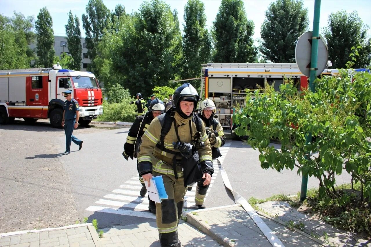 МЧС России Волгоград в пожарк. Пожар Волгоград Дзержинский район. МЧС Волгоградской области. Пожарные учения Каустик Волгоград. V102 ru волгоград новости сегодня