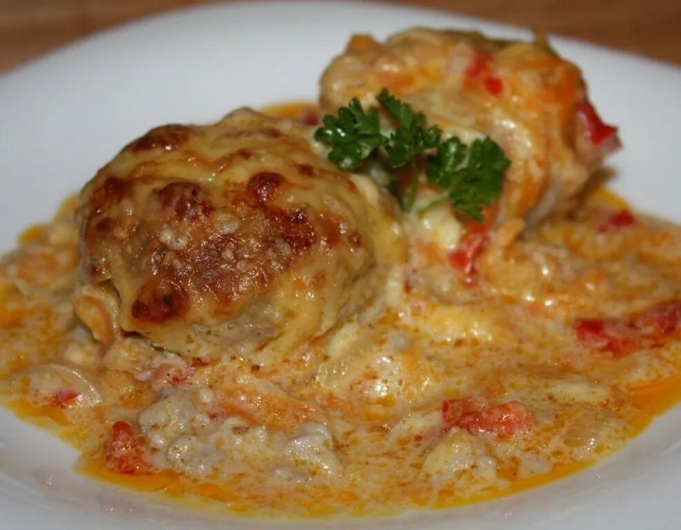 Вкусные тефтели с подливкой в духовке. Тефтели с рисом в томатном соусе. Тефтели в духовке фото. Тефтели с рисом с подливкой в духовке. Тефтели в томатно-сметанном соусе.