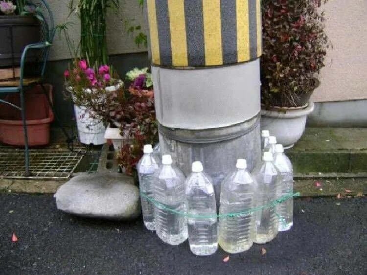 Забор держит воду. Колонна из бутылок. Бутылка для воды Япония. Бутылки с водой возле дома. Колонны с бутылками забор.