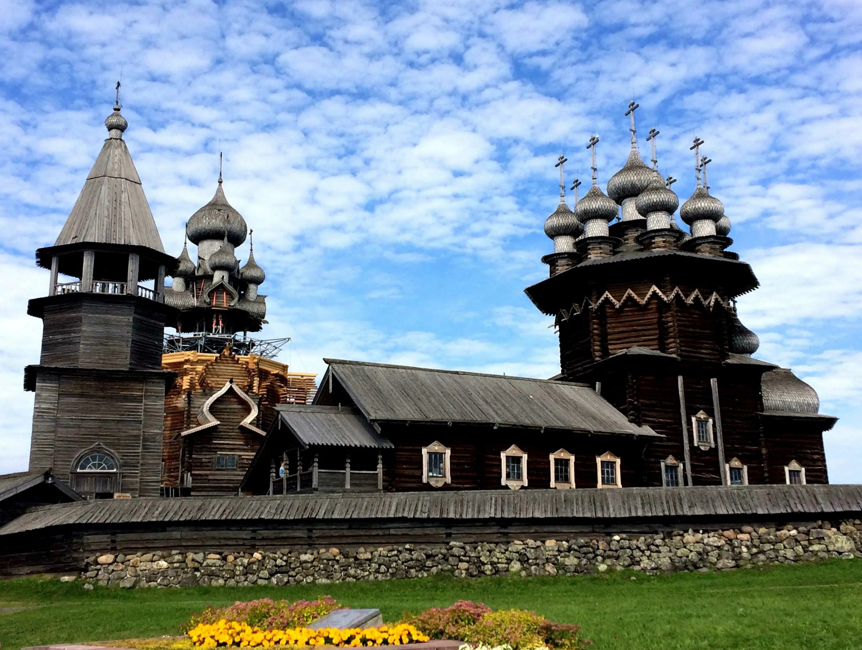 Архитектурный ансамбль Кижи. Архитектурный ансамбль Кижи Кижский Погост. Погост Кижи культурное наследие. Кижи архитектура ансамбль. Города культурного наследия россии