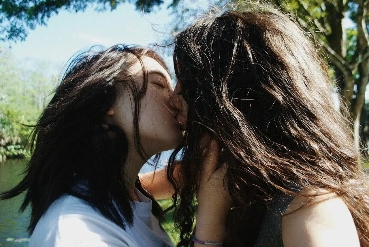 Lesbian новые. Несовершеннолетние лесби. Подростковая лесбийская любовь. Поцелуй лесби азербайджанок.