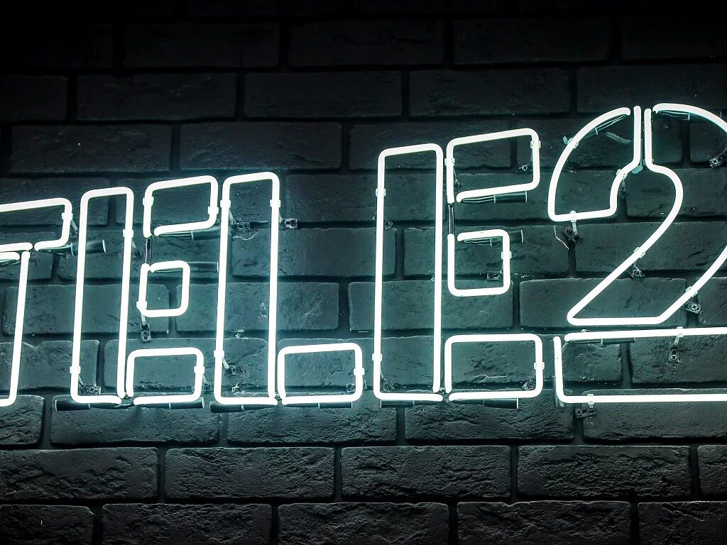 Кирпичный фон. Логотип компании теле2. Теле 2 проблемы. Теле 2 проблемы. Tele2 логотип.