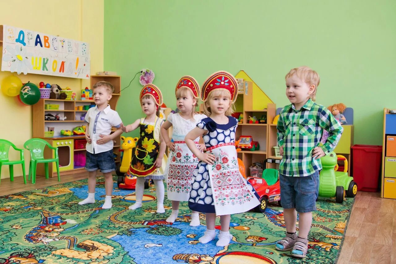 Включи не детский сад. Детский сад 17 смоленск. Детский сад венеция кострома. Покажи садик. Воспитатель с детьми.