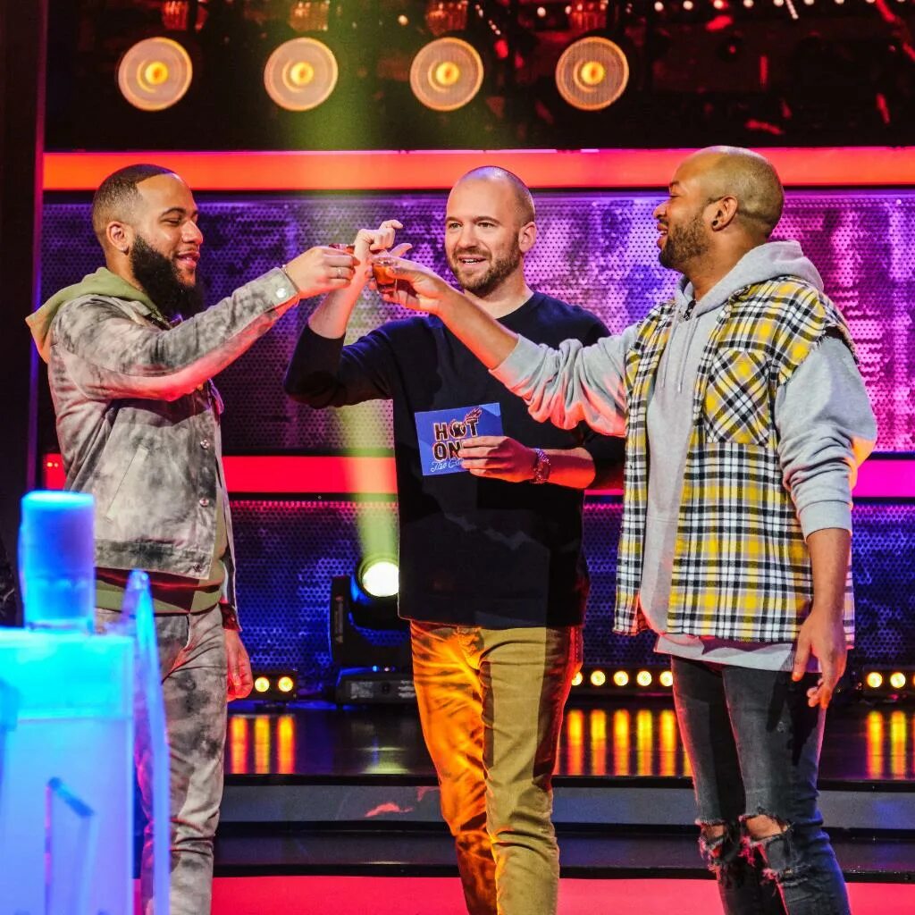 Video game show. Hot ones шоу. Не игры шоу. Игра шоу celebrate. Гейм шоу фото.