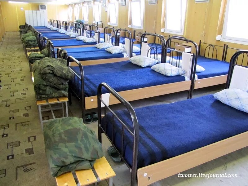 4 Военная база в Цхинвале. Казарма для военнослужащих в вс РФ. Кровать военнослужащего. Кровати в казарме.