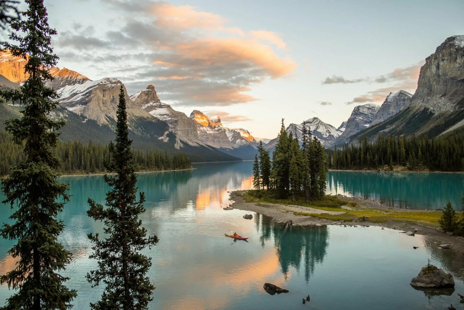 Озеро Морейн в Канаде. Природа. Красивый пейзаж. Красивые пейзажи природы.