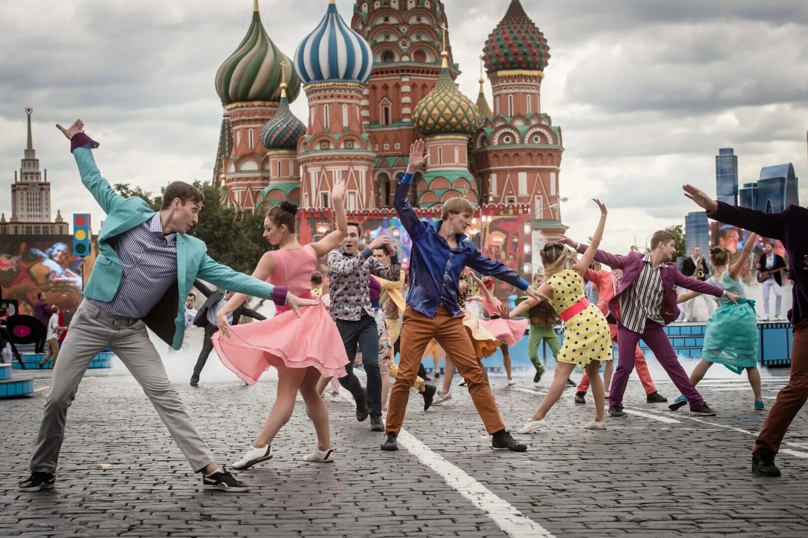 Ремонт на день города. Праздник в городе. С днем города Москва. Массовые праздники. Праздничная Москва.