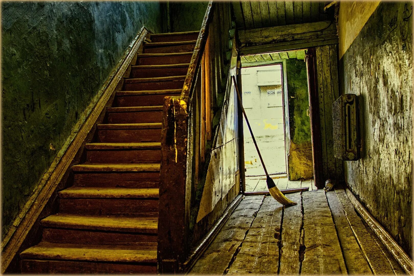 Старая деревянная лестница. Подъезд с деревянной лестницей. Подъездные лестницы. Лестница в подъезде.