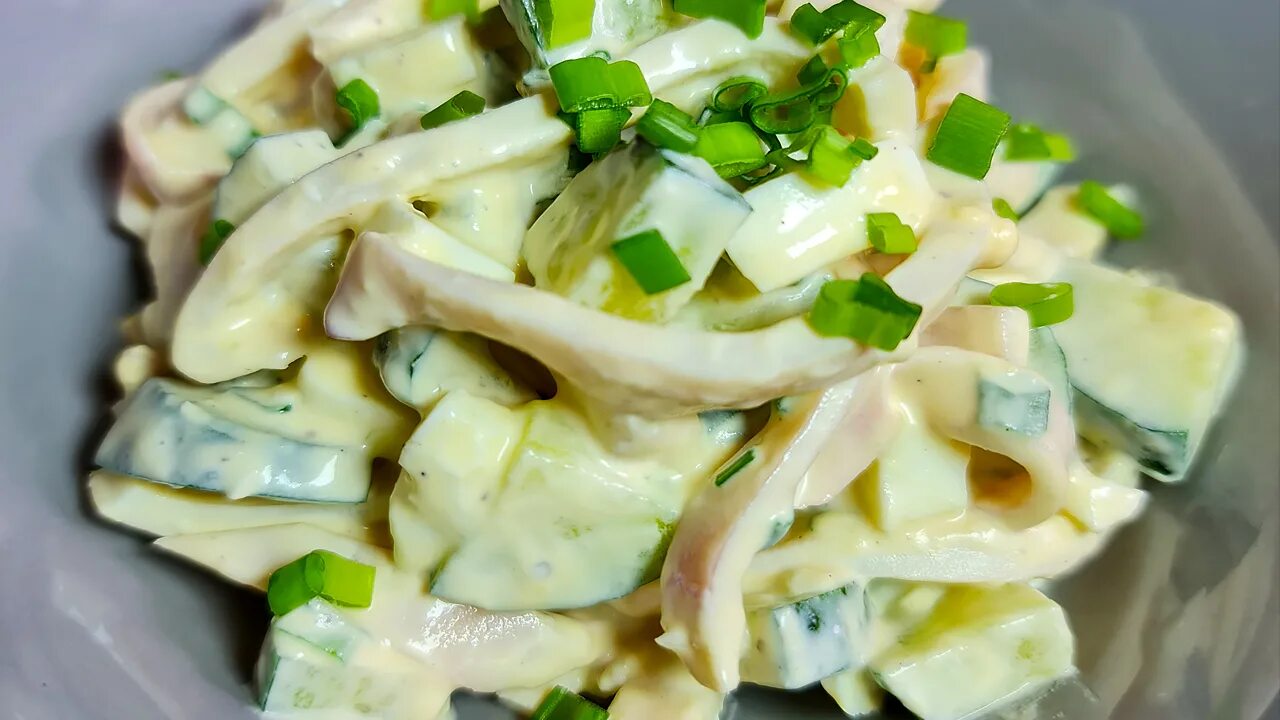 Кальмар с яйцами классический рецепт. Салат с кальмаром и огурцом. Салат с кальмарами и огурцами свежими. Салат с кальмарами и яйцом. Салат из кальмаров с огурцом.