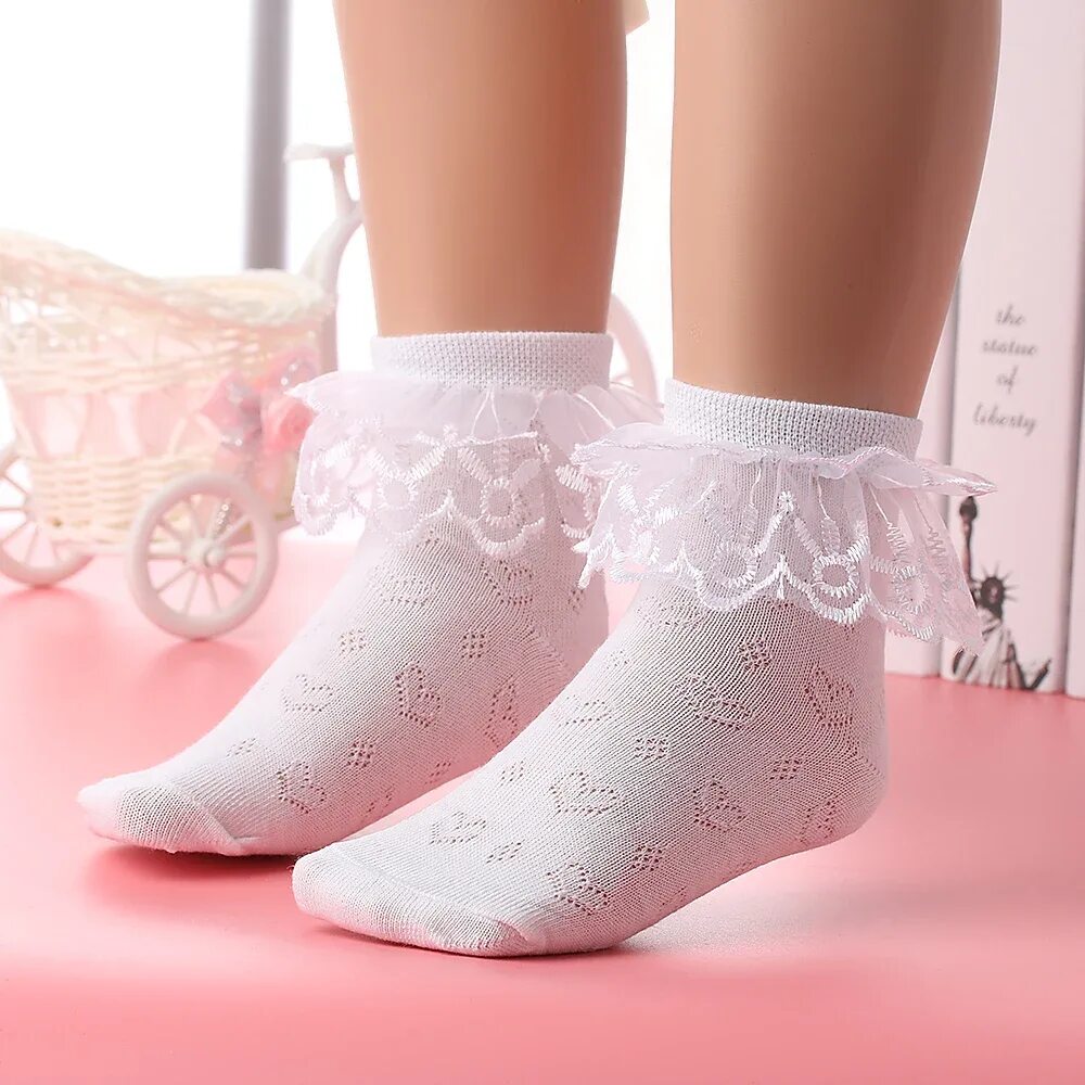 Розово белые носки. Носочки с кружевом для девочки. Носки для девочек. Носочки с рюшами для девочки. Носки с кружевом.