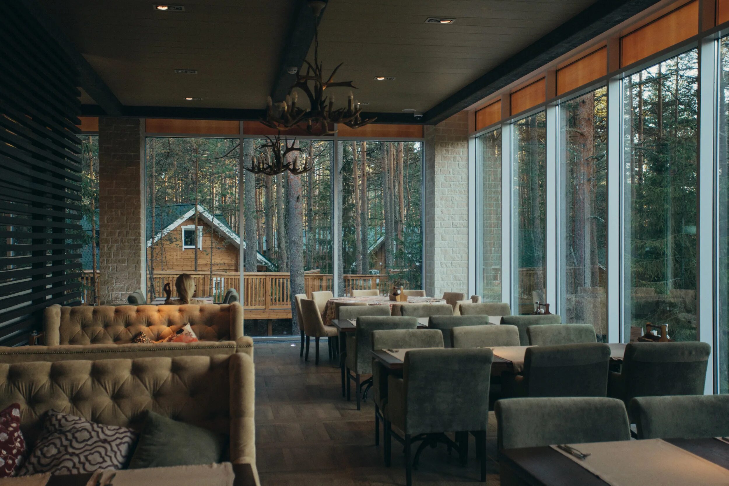 Особняк глуховского санкт-петербург набережная адмирала лазарева 10. Хвоя ресторан. Летнее кафе в стиле лофт. Ресторан хвой. Пайн ривер отель.