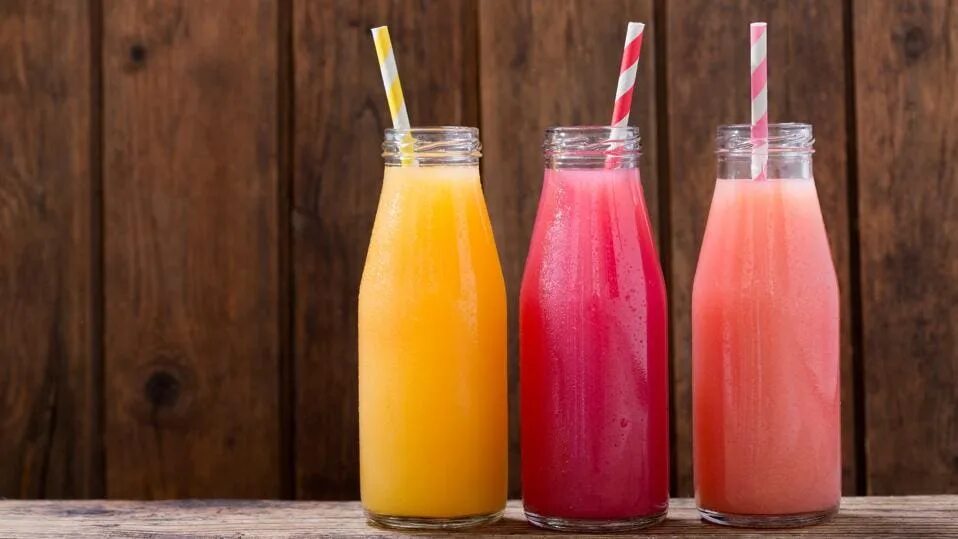 Помидорный сок. Натуральный томатный сок. Сок в стаканчике. Бутылка fresh juice. Домашний сок свежевыжатого.