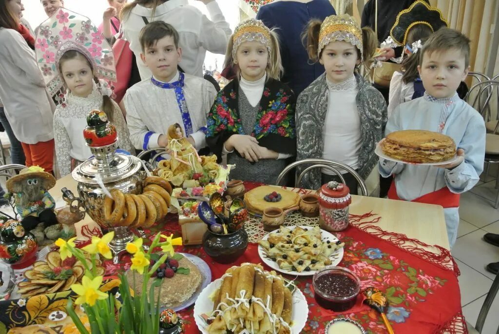 Оформление стола на масленицу в школе фото. Стол на Масленицу. Украсить стол на Масленицу в школе. Украшение стола на Масленицу в школе конкурс. Конкурс столов на Масленицу.