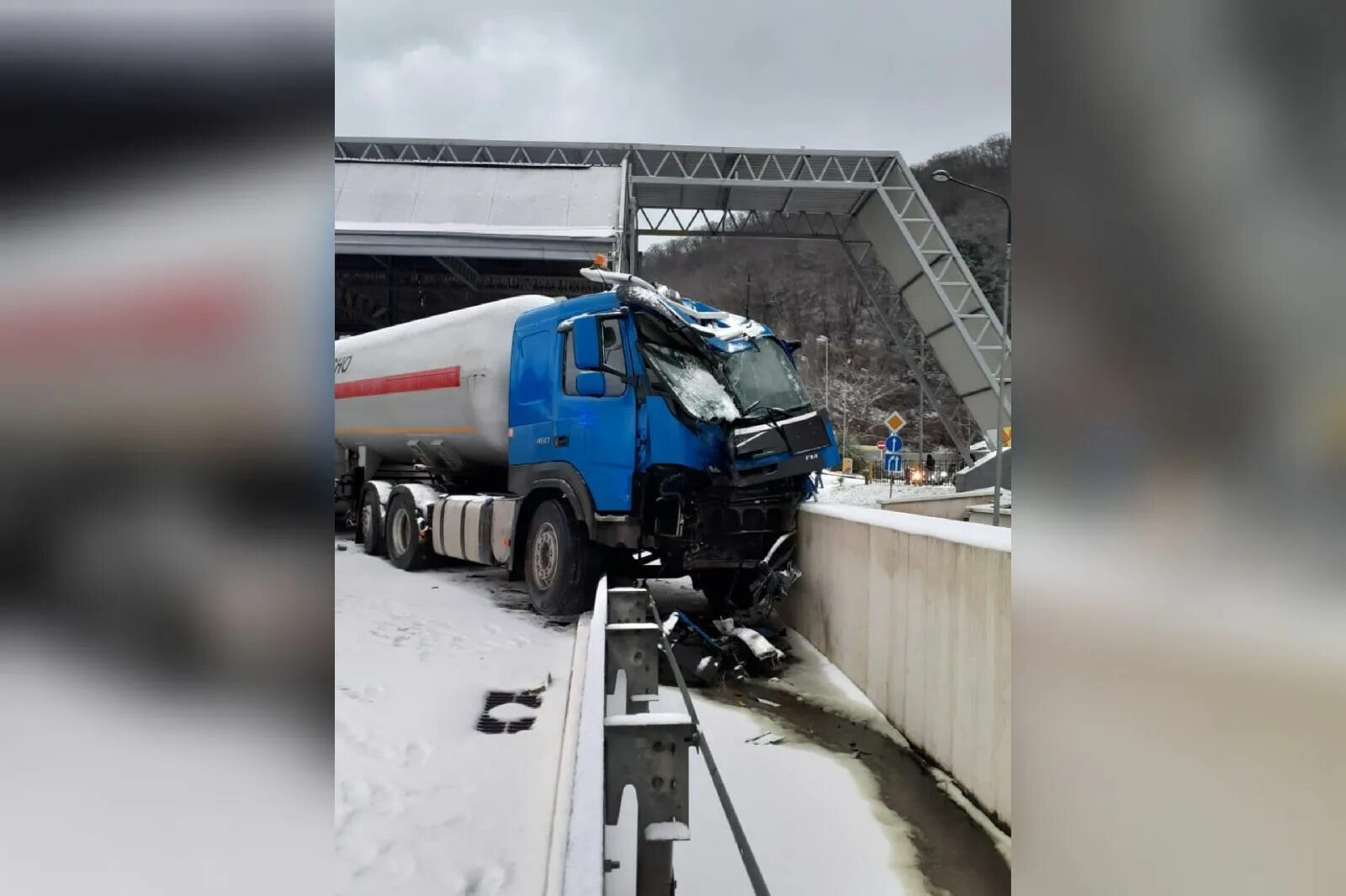 Бензовоз на трассе в Сочи. Бензовоз перевернулся.