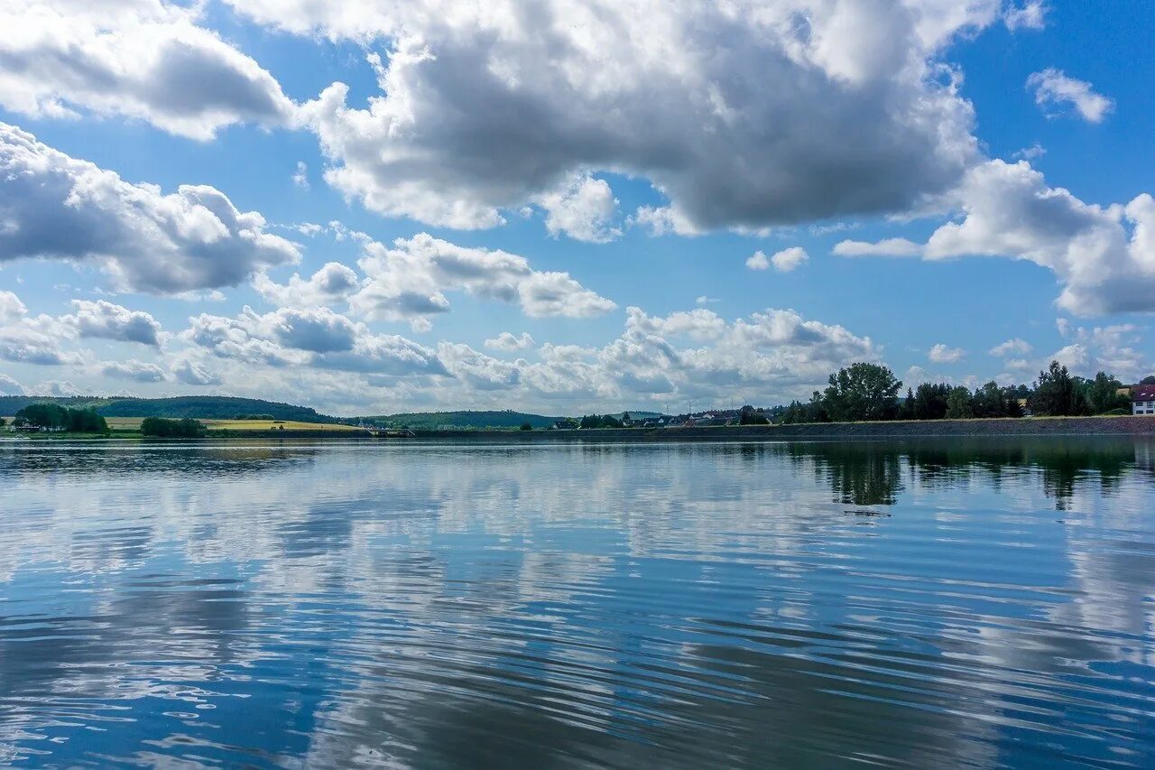 Озеро свободной воды. Вода река. Гладь озера. Водная гладь. Водная гладь реки.