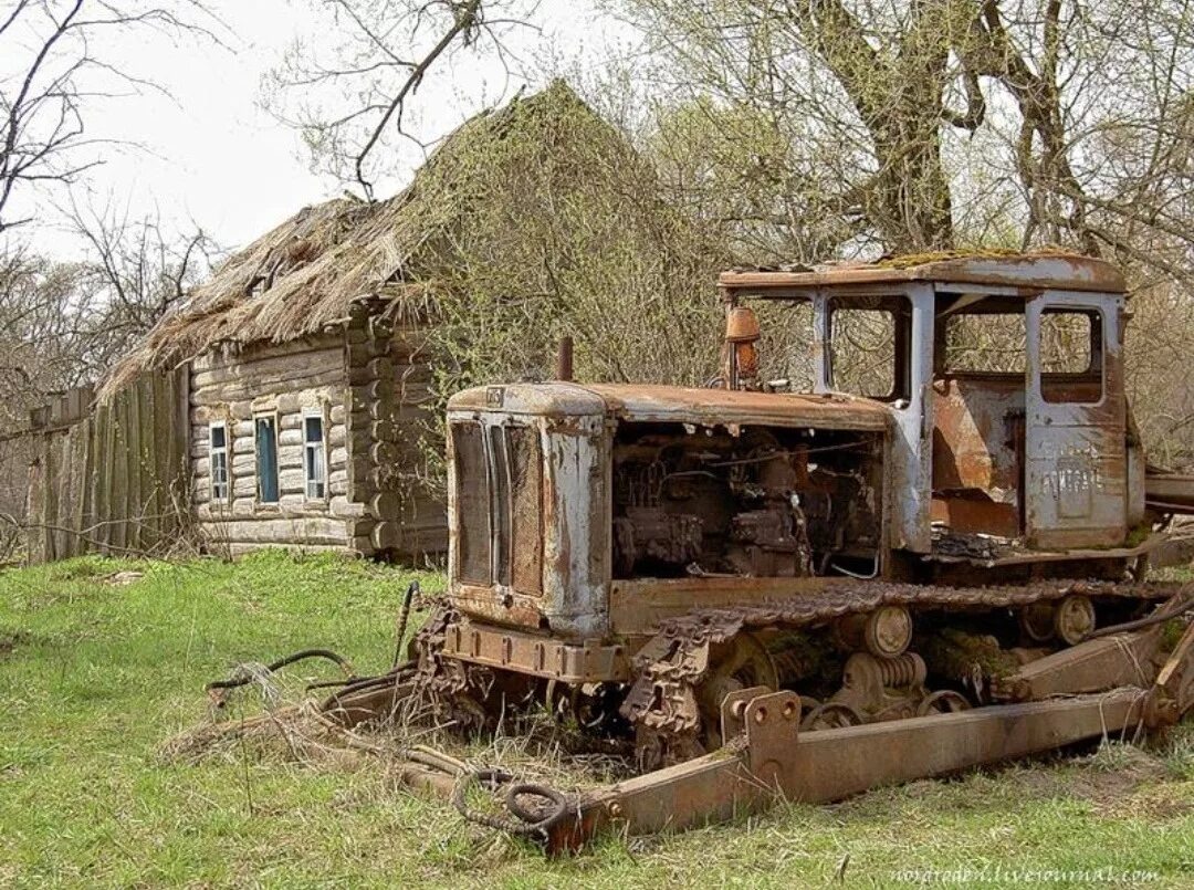 Село тракторное. ДТ-54 бульдозер. Заброшенный трактор т-100. Трактор ДТ 75 колхоз заброшенный. Заброшенные трактора ДТ 75.