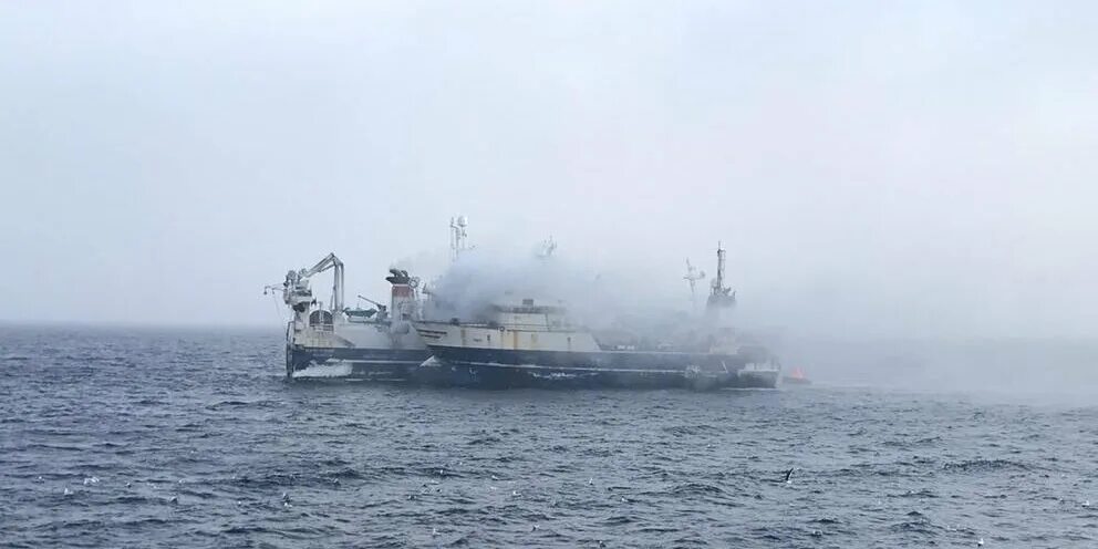Охотское море рыболовное судно. Киты в охотском море. Новости охотское море нашли. Ледоход в охотском море. Судно затонуло в черном море.