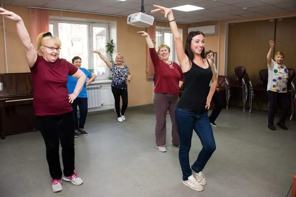 Долголетие занятия. Московское долголетие танцы. занятия танцами для пенсионеров. московское долголетие бальные танцы. занятия бачатой.